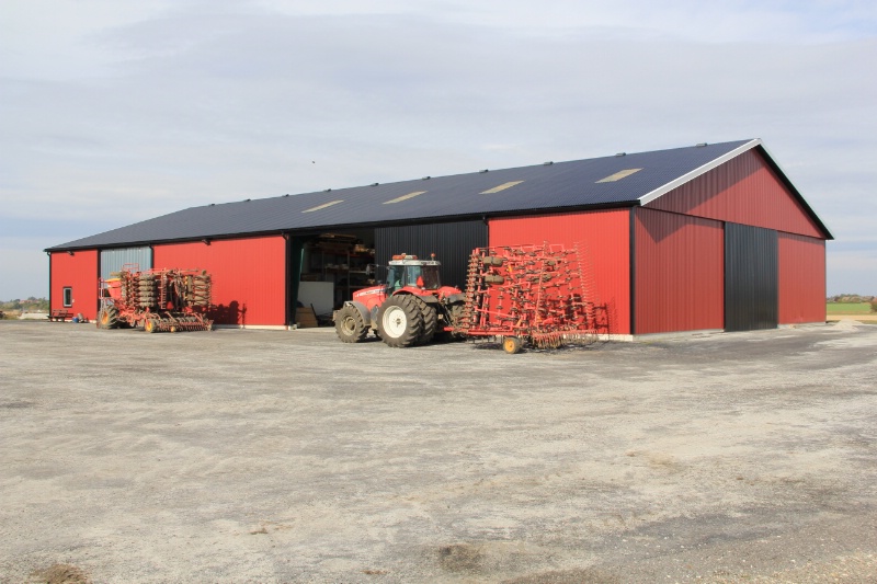 Lantbruksbyggnad i röd plåt, Furulund