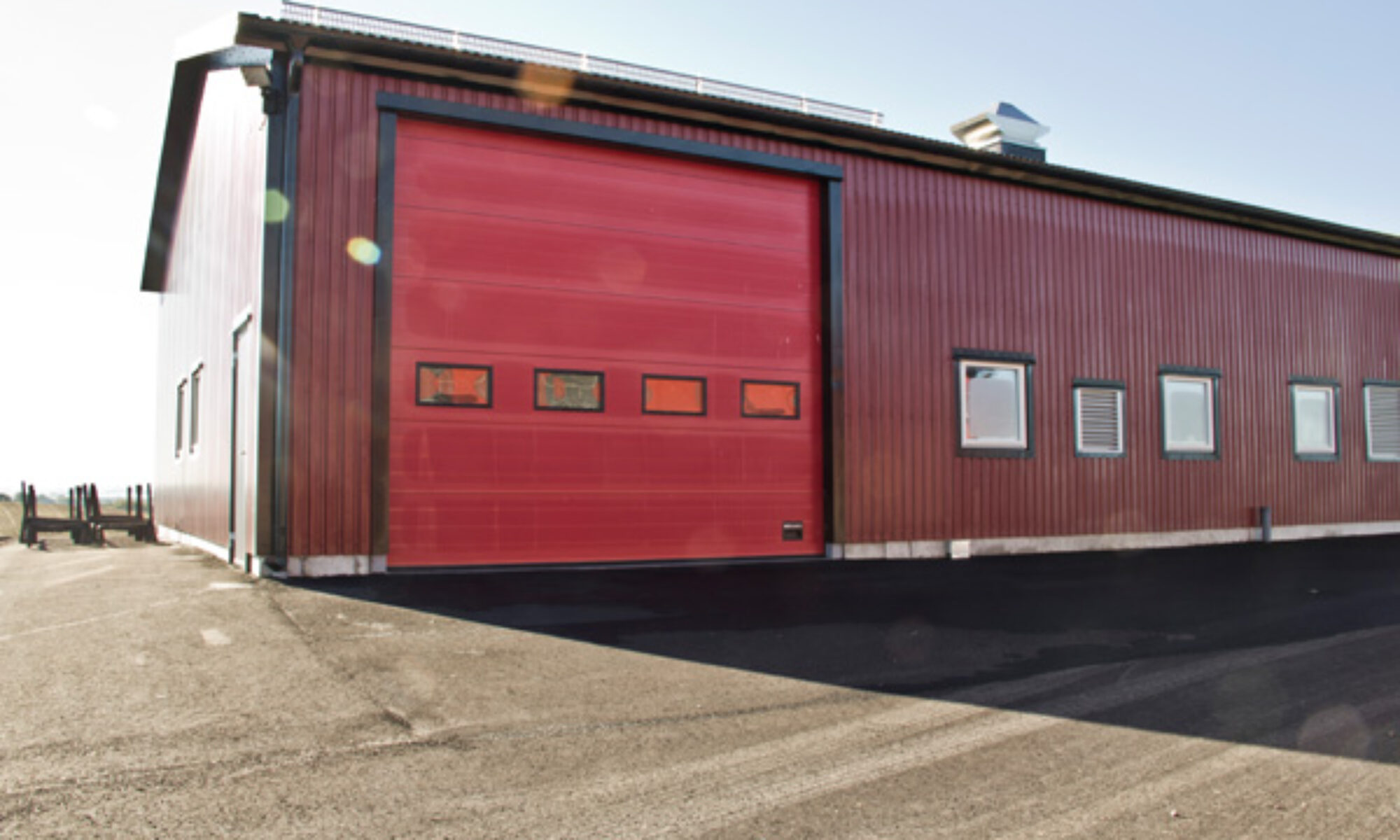 Takskjutport i en industrihall från Tectum