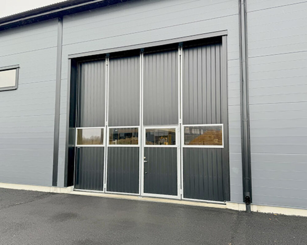 EAB vikport i en Industrihall från Tectum