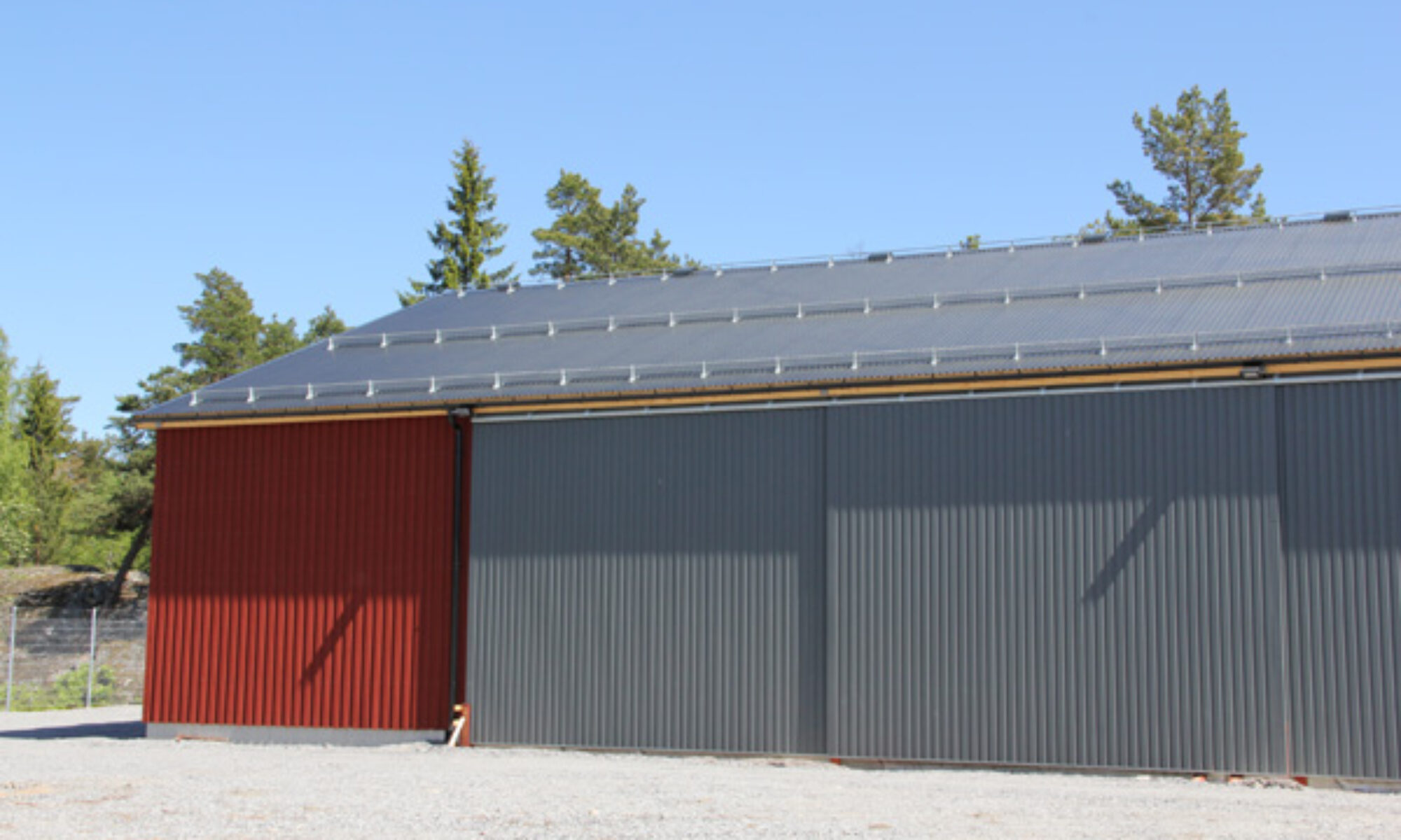 Dubbla skjutport i en lagehall från Tectum