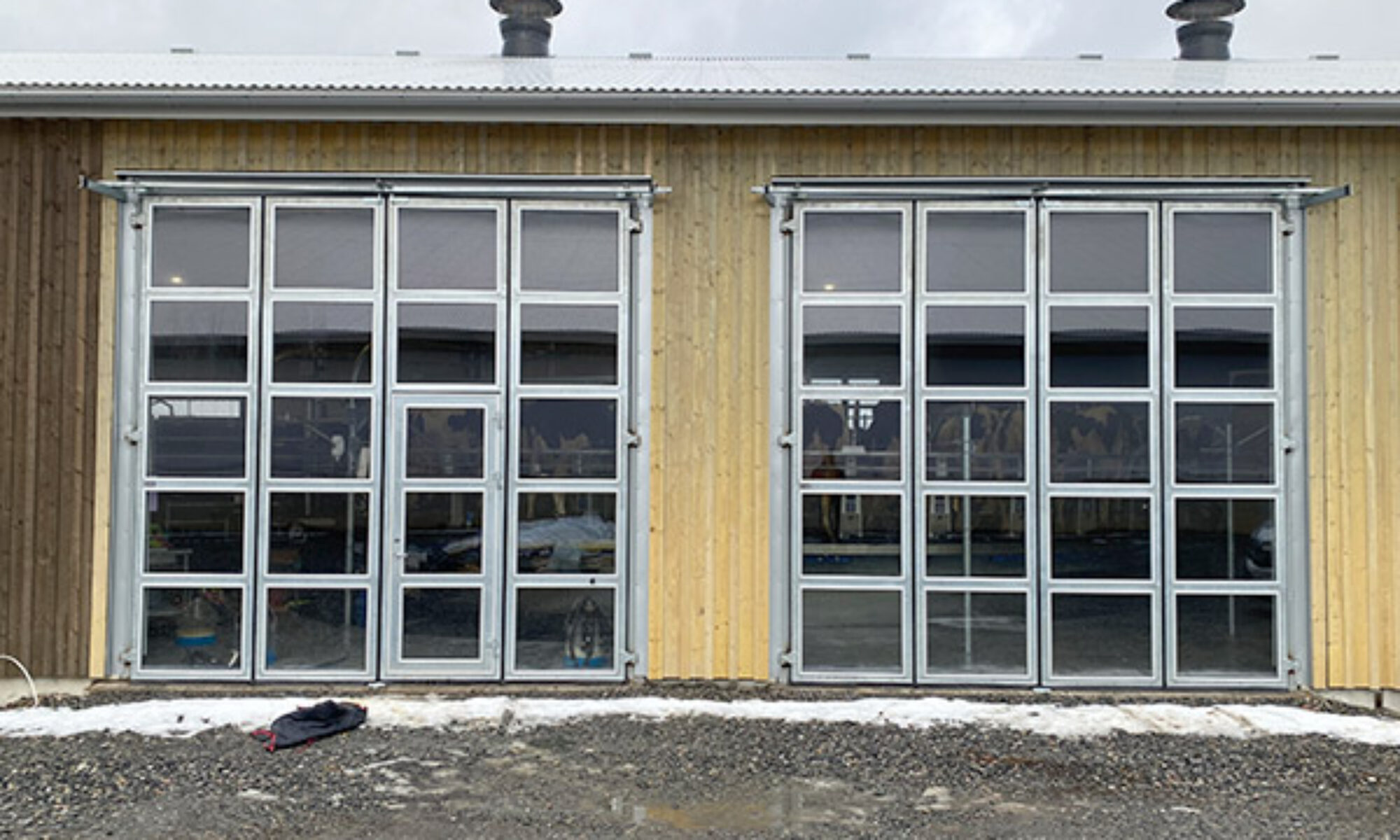 Helglasade vikportar från EAB i ett djurstall från Tectum