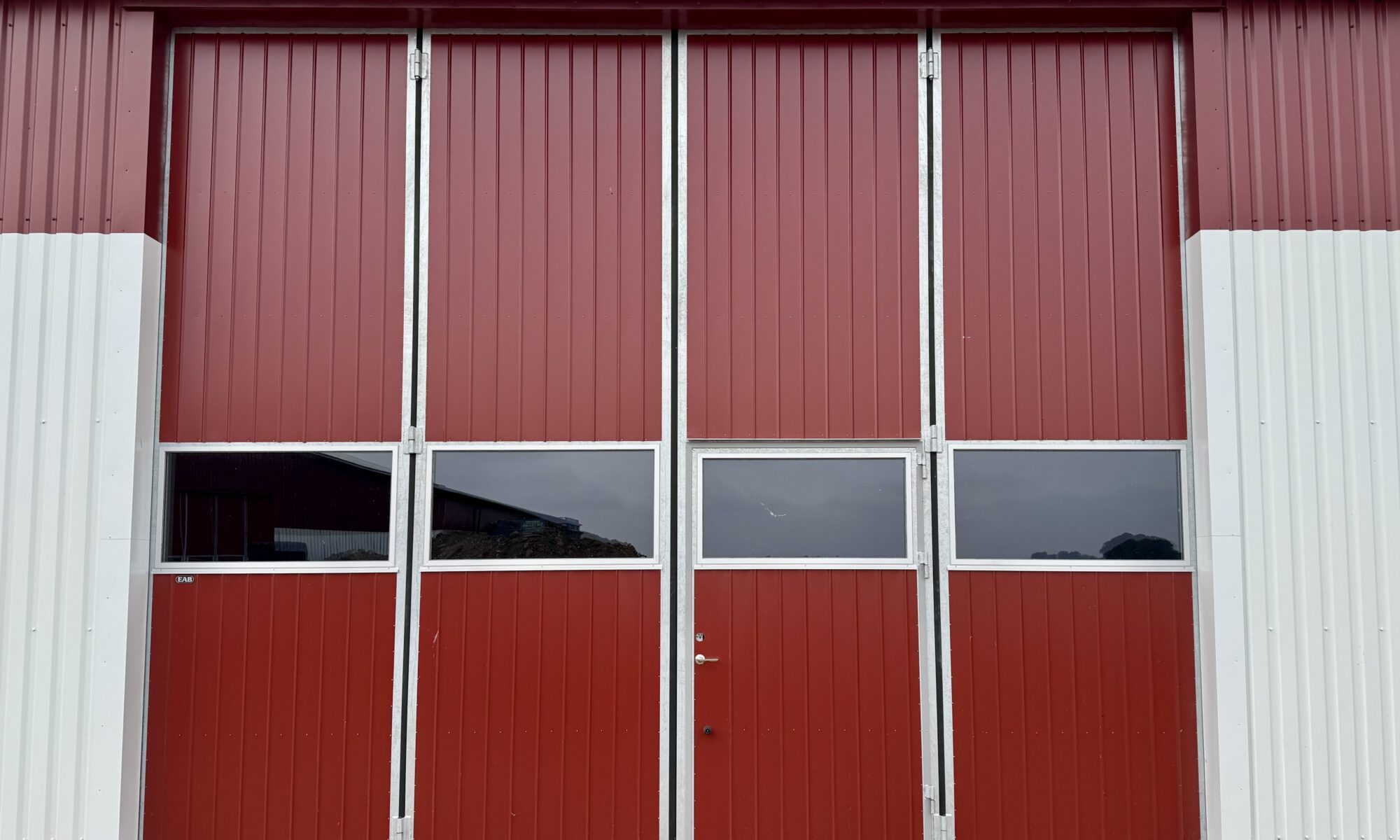 Vikport från EAB i en maskinhall från Tectum